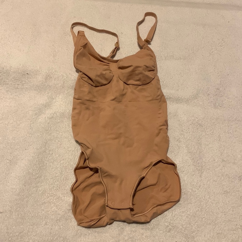 SKIMS SCULPTING BODYSUIT W. SNAPS CLAY